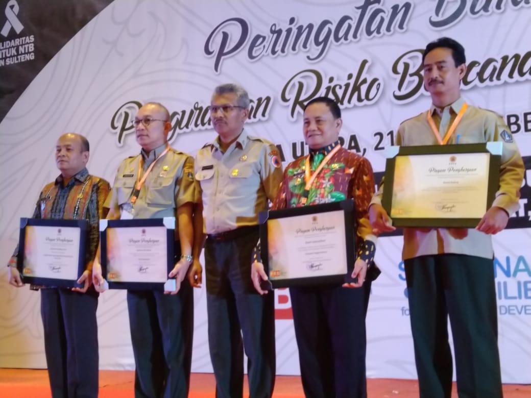 PRB_BNPB's tweet photo. Beberapa daerah mendapatkan penghargaan karena dukungannya pada program pengurangan risiko bencana, yaitu: Sumatera Utara, DKI Jakarta, Lampung Barat, Badung, Kota Bogor. #BulanPRB2018 #SolidaritasNTBdanSulteng #budayasadarbencana https://t.co/zgbmUj0f0n