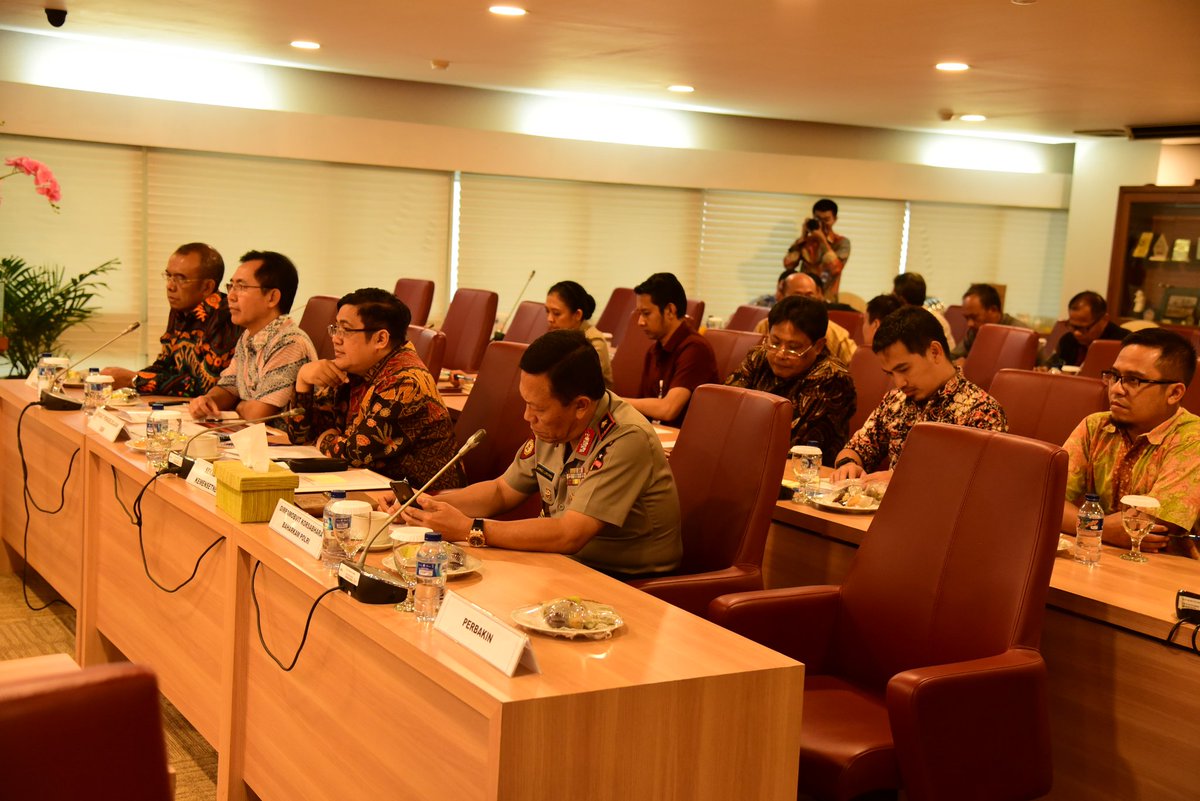 DPR_RI's tweet photo. BURT DPR RI Rapat dengan Sekjen Kemenpora, Sekretariat Negara, Ketua Umum Perbakin, Direktur Utama Pusat Pengelolaan Gelora Bung Karno, Sekjen dan Kepala Badan Keahlian DPR RI membahas kelayakan lokasi Lapangan Tembak Senayan, Rabu, 24 Oktober 2018. #BURTDPR https://t.co/APmd4CiFfO