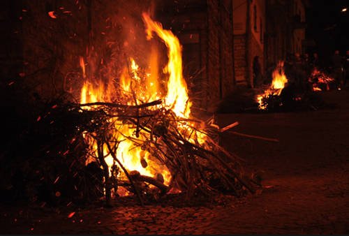foggiabusiness's tweet photo. Nella notte tra l’1 e il 2 novembre, a Orsara di Puglia, è il momento dei falò e delle teste del purgatorio. Questa è la notte dei fuochi, la più lunga e luminosa dell’anno. #foggia #orsara
https://t.co/u4kbfMAplP https://t.co/eEDCSMr7ry