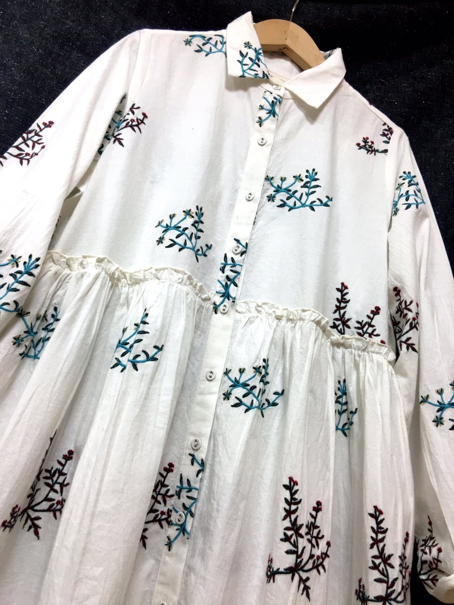 Kaya Select Remake ナチュラル系より 草花の刺繍 ホワイトワンピース 入荷です 前あきに 中野ブロードウェイ 古着屋kaya セレクトショップ 80sヨーロッパ古着 オリジナルリメイク ライブ 衣装 ステージ 小花 刺繍