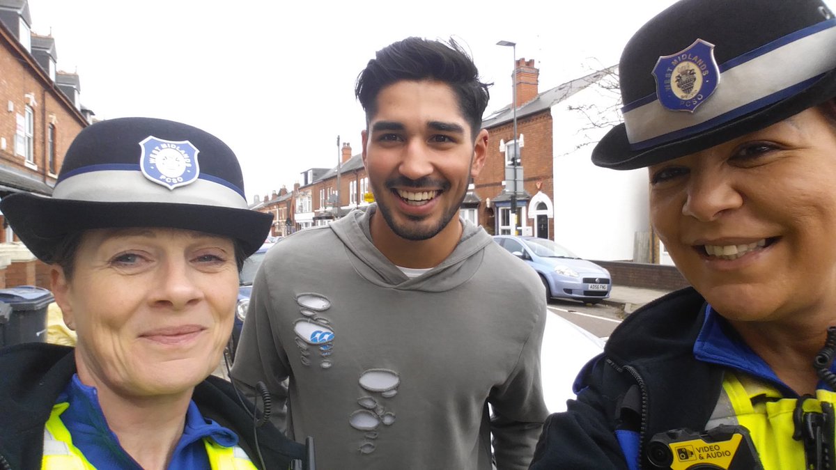 BournvilleWMP's tweet photo. Patroling Bournbrook meeting the nicest of people 😎🤗..... #sharingadvice @GuildofStudents @sellyoakWMP @InspMurrinWMP https://t.co/WqzhRqt80d