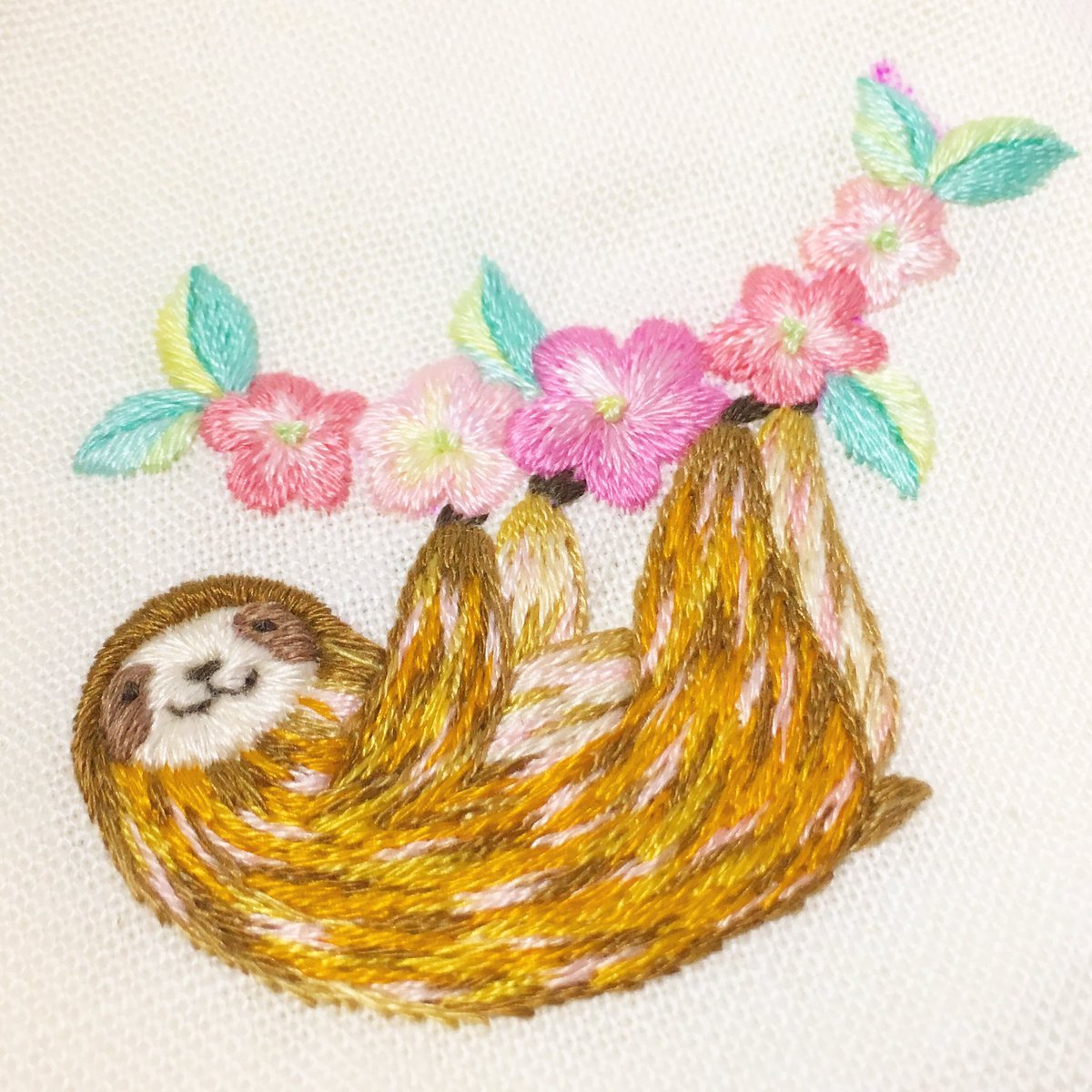 いきもの刺繍家 Moha Moha En Twitter お花畑のナマケモノさん刺繍完成 ˊ ˋ お花畑 バージョン 久しぶりに刺繍しました 通常のナマケモノさんには使用していないピンク色の毛並みも混ざってます Mohamohaの刺繍たち 刺繍 手