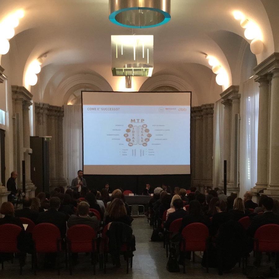 Merqurio's tweet image. #MerqurioCampus - Live from Palazzo Giureconsulti. #SocialMedia &amp;amp; #Pharma, starting with @albgiusti . #multichannel #digitalmarketing #digitapharma