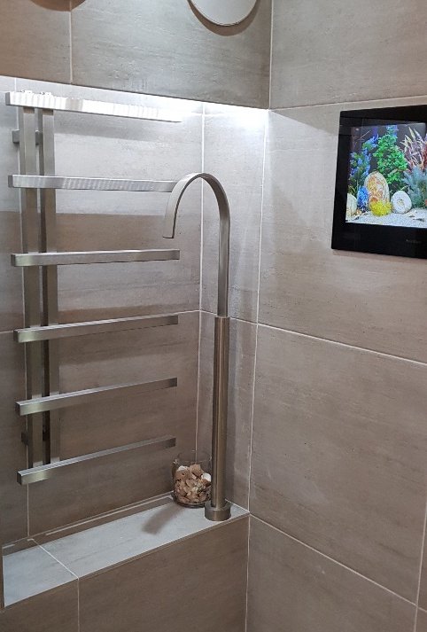 The architecturally inspired Hickstead in Satin, Display Broadway Bathrooms Putney
 #bathroom #bathroominspo #bathroomdesign #heatedtowelrail #radiator #100percentstainlesssteel #modernbathroom  #designerbathroom #jiseurope
