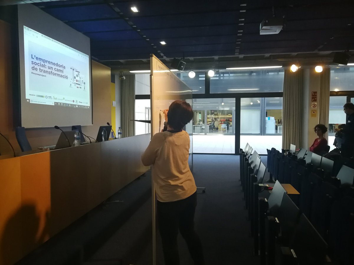 carola_gaona's tweet photo. Una pasada escuchar a Guernica Facundo sobre sus experiencias y conocimientos en el #cooperativismo y la #economiasocial. Muy buena su idea de hacer un "power point colaborativo" para poner el conocimiento en común 😜 https://t.co/xK4gallZrT
