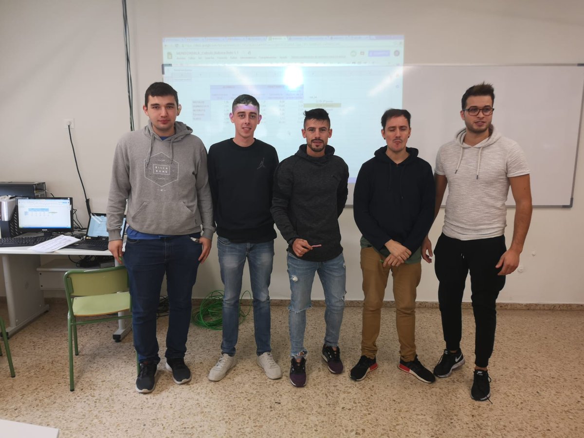 BenatRada's tweet photo. Equipo ganador del reto! Orgulloso de mi grupo y de nuestro trabajo! #BANMBOTICS #1ARI3_TALLER https://t.co/kRmqOWPrkQ