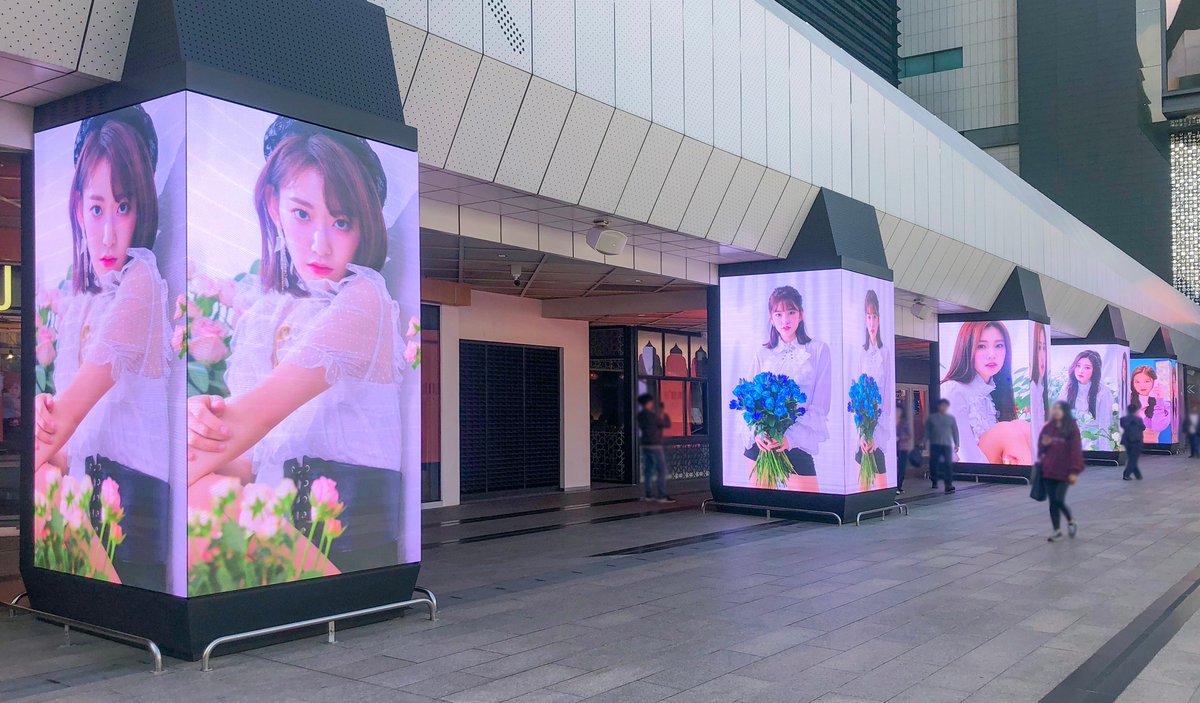 official_izone's tweet photo. [💡] 우리즈원과 함께 하며 도심 속을 걸어보세요🚶🏻🚶🍁 좋은 건 크게 볼 수 있게 준비한 아이즈원의 LED 광고는 10월 24일(수)부터 삼성역 코엑스에서 만날 수 있습니다🌹

#IZONE #아이즈원 #アイズワン
#COLORIZ #20181029_6PM https://t.co/8NmD5KOLLK