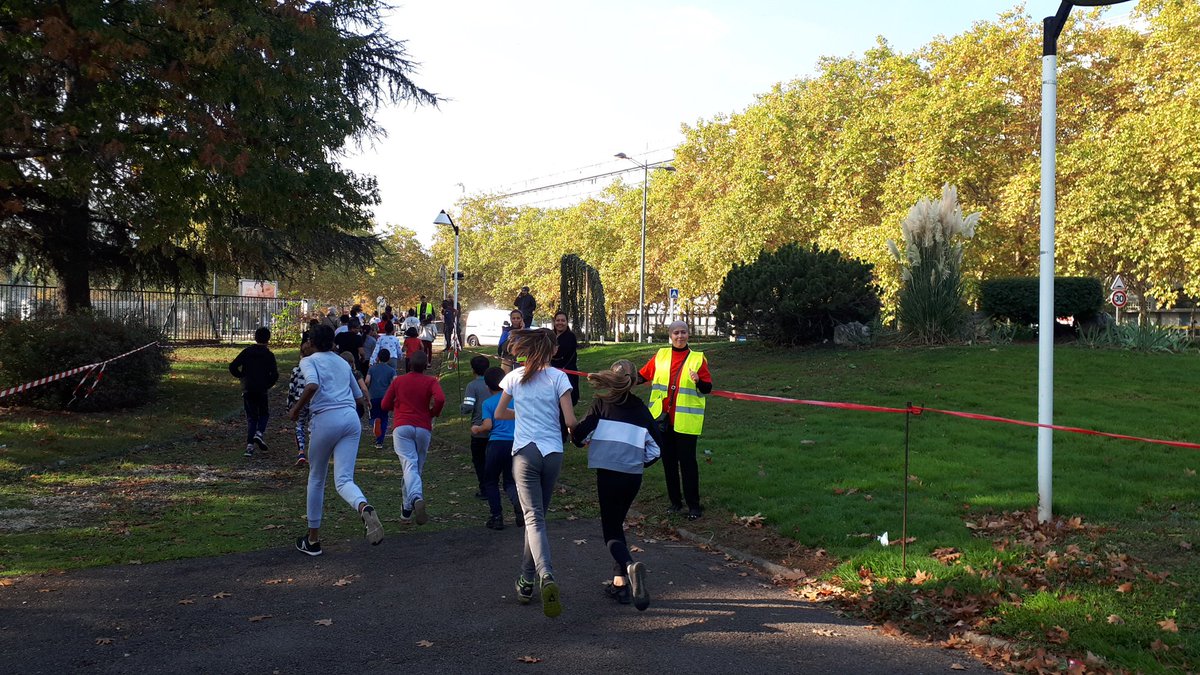 Bravo aux #agents de résidence <a href="/LMHabitat/">LyonMétropoleHabitat</a> aux UC <a href="/VilleDeBron/">Ville de Bron</a> qui ont participé à l'encadrement du #cross du réseau de Parilly en faveur de #courirpourelles !

#sport #running <a href="/CpourL/">Courir POUR ELLES</a>