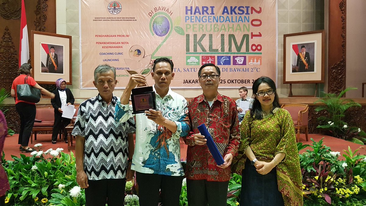dwidvs's tweet image. Penghargaan Proklim Utama kepada Kp Legok Muncang, Cipaku dari Menteri LHK sebagai lokasi yg telah melaksanakan adaptasi mitigasi terhadap perubahan iklim @BimaAryaS @DLHKotaBogor @KecamatanBosel @Kel_Cipaku
#BogorBisa