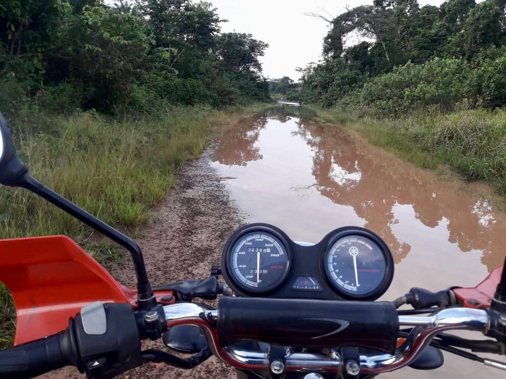 CocoanectBV's tweet image. Some of our farmers are hard to reach during the rainy season, though our fearless colleague Field Officer Boko and his trusty bike are ready for any challenge. #workingincocoa #cocoanect #beantobar