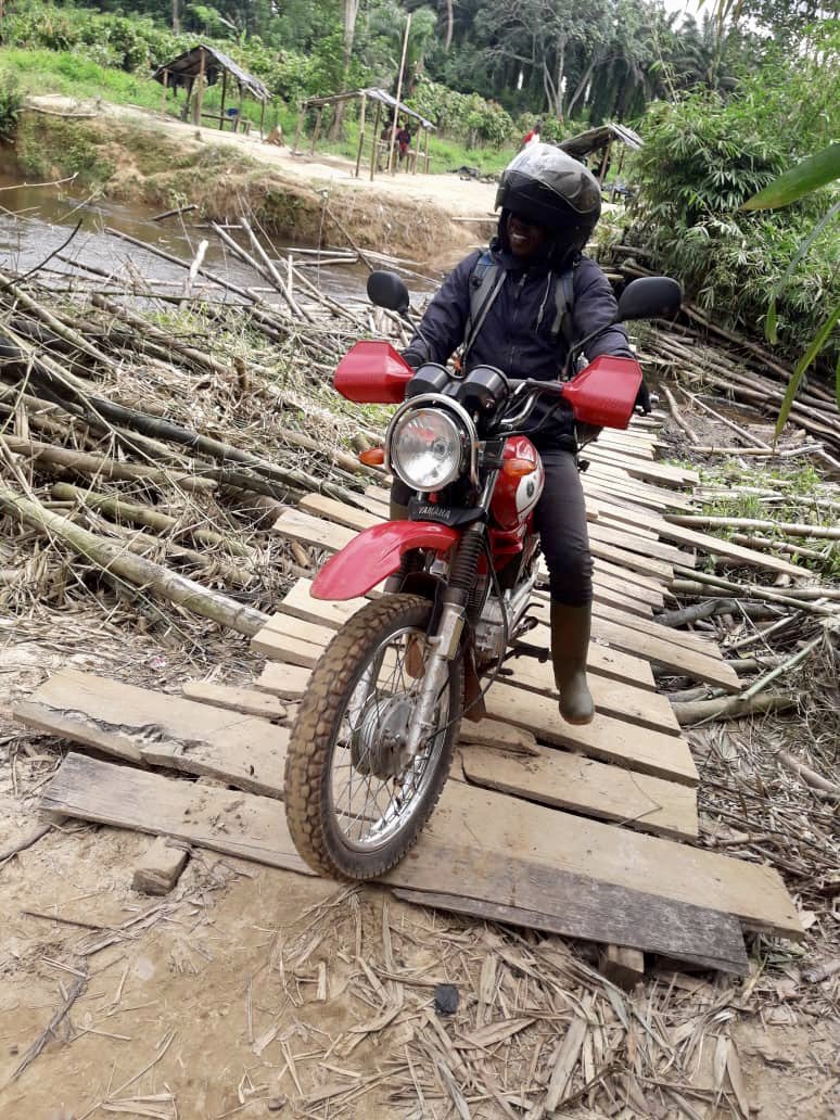 CocoanectBV's tweet image. Some of our farmers are hard to reach during the rainy season, though our fearless colleague Field Officer Boko and his trusty bike are ready for any challenge. #workingincocoa #cocoanect #beantobar