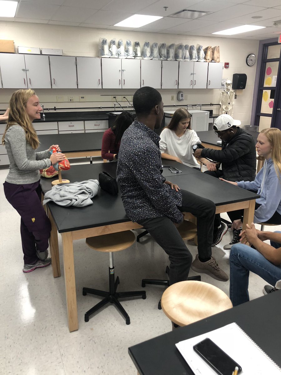 MrBrownHS2AP's tweet photo. Great stuff going on in the bodies program @RHS_HS2 OSU med students sharing about ultrasound, heart, muscles and tendons ! #REYNProud https://t.co/Y8uDUN2UwD