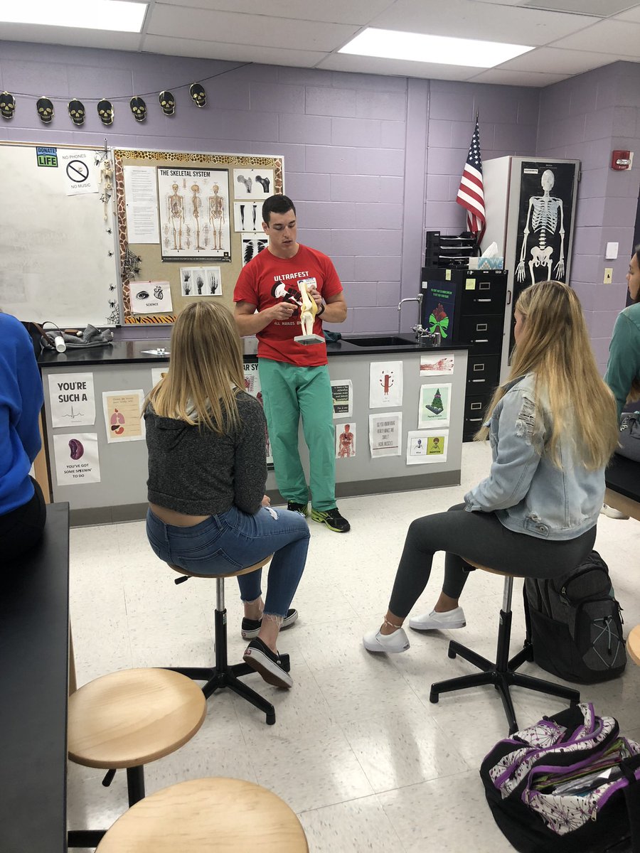 MrBrownHS2AP's tweet photo. Great stuff going on in the bodies program @RHS_HS2 OSU med students sharing about ultrasound, heart, muscles and tendons ! #REYNProud https://t.co/Y8uDUN2UwD