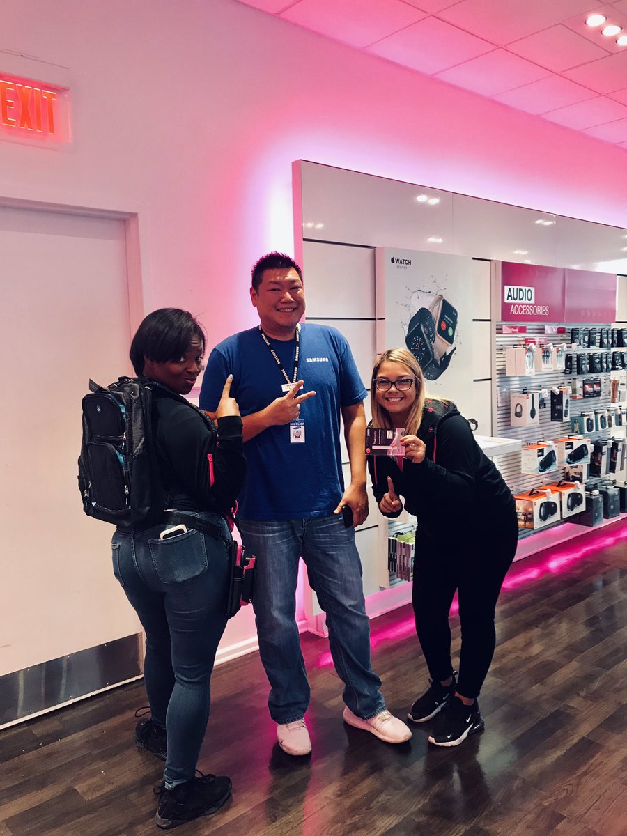 candysouthwest's tweet photo. Shoutout to @Henry_Samsung not only for always supporting us but also for going above and beyond with our Mobile Experts.  #MagentaLovesSamsung #RuffRyders 🐾⭐️ https://t.co/7562x6cWVa