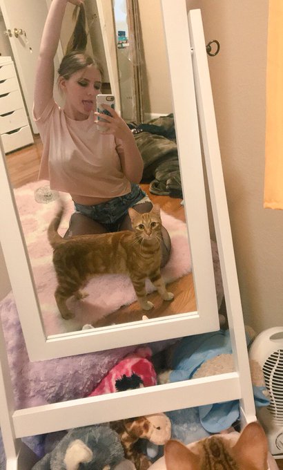 Can&rsquo;t wait to go home and see my kitty 😭💕 isn&rsquo;t he cute!! https://t.co/WPhwqRuLPn