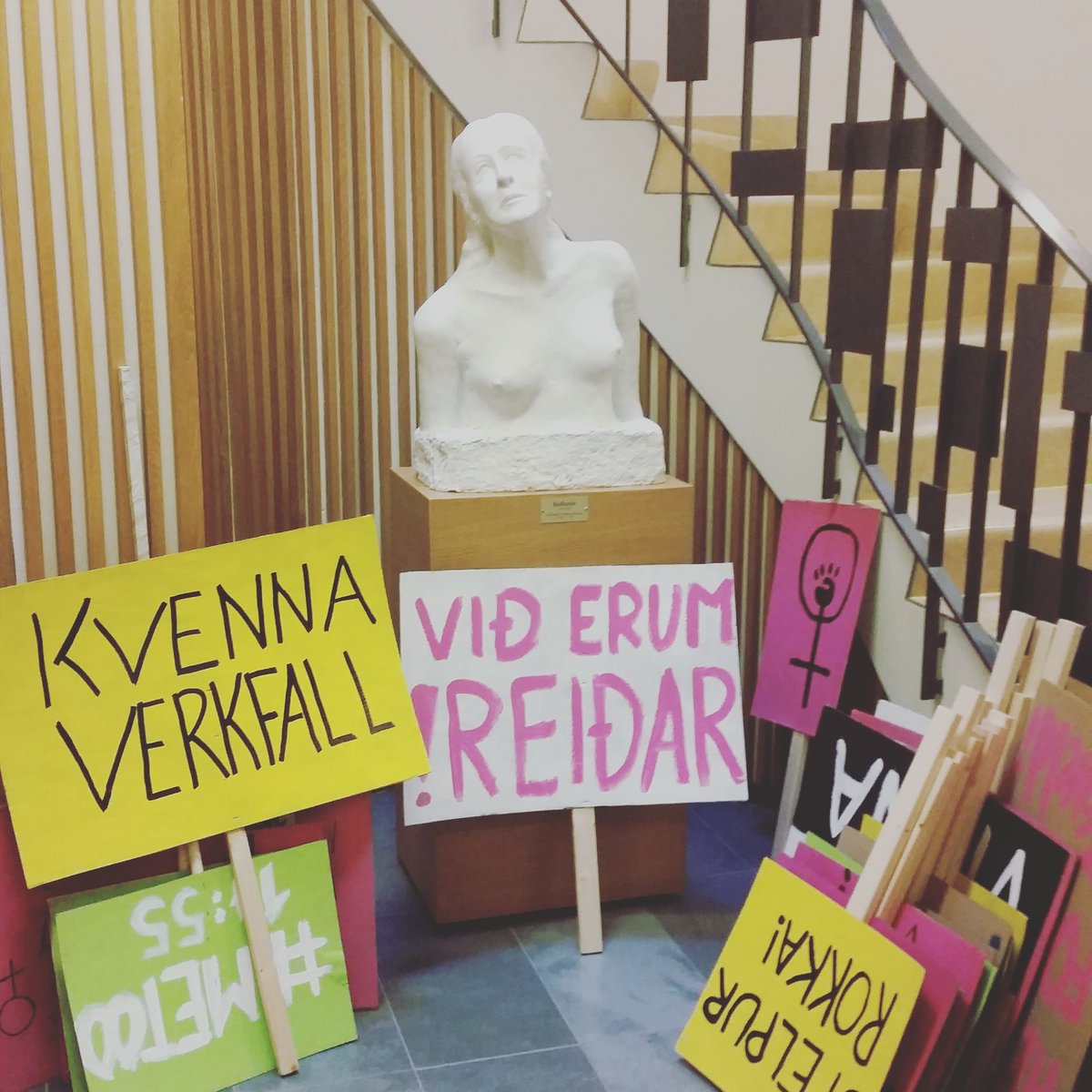 Skilti verða í boði á meðan að birgðir endast við sviðið á Arnarhóli! #kvennafrí #kvennaverkfall