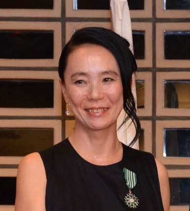 ambafrancejp's tweet photo. Félicitations à la cinéaste @KawaseNAOMI , choisie pour réaliser le film officiel de @Tokyo2020jp ! Très appréciée en France, elle a été distinguée au @Festival_Cannes et son œuvre est au cœur d'une exposition au @CentrePompidou dans le cadre de #Japonismes2018 à partir du 23/11 https://t.co/4mbVnZvgLY