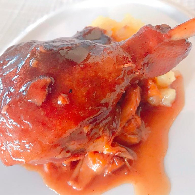 domarmarbella's tweet photo. Ayer inauguramos las Jornadas micológicas de Tiempo de #Setas donde nuestros asistentes pudieron degustar este exquisito menú que no te podrás resistir.¿Se le puede pedir algo más?
Nuestras vistas al mar ponen la guinda para una velada redonda.
¡Ven a disfrutarlo! #domarmarbella https://t.co/gxy82oXasq