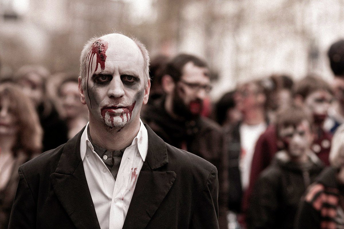 Harses vreten! Dat doe je natuurlijk niet alleen, maar met honderden andere #zombies tijdens de #Rotterdam #Zombie #Walk. De zombies zijn een jaartje weggeweest, maar aanstaande zaterdag komen ze de Rotterdamse binnenstad weer onveilig maken... bit.ly/2ApMcbu