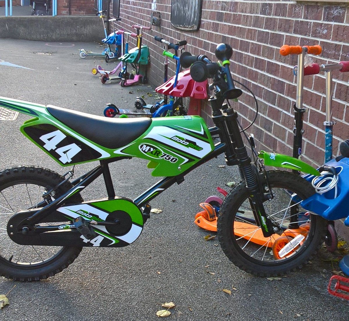 Be_Travel_Smart's tweet image. A great turn out for #WheelieWednesday in #Riddings for the scoot, cycle, buggy ride and walk to school
#Travelsmart #activetravel