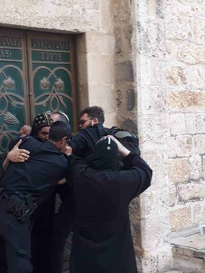 Kmt_fadY's tweet photo. منظر مؤلم جدا بس طبعا قوات الاحتلال الإسرائيلي معهود عنهم أنهم لا بيحرتموا رجال دين ولا اديان اصلا 
ربنا يتمجد ويمد ايدة https://t.co/yjZFbB9vz0