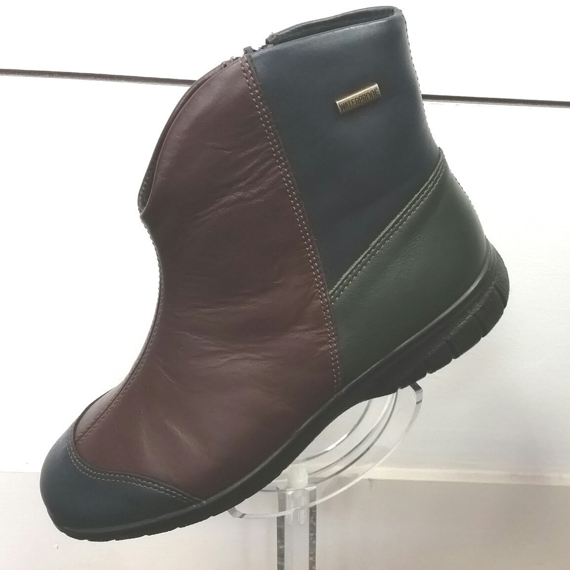 Multi-coloured boot from Cotswold. 100% waterproof and made for the outdoors. Sleek and comfortable but tough and durable. 
#cotswold #winterboots #outdoors #outdoorboots #outdoorwear #lifeisoutside #ladiesboots #waterproof #waterproofboots