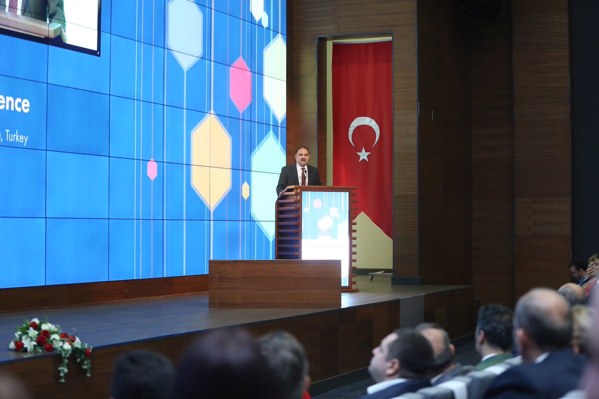 BTKbasin's tweet photo. Bakan Yardımcımız @ofatihsayan, 5. Uluslararası Yönetim Bilişim Sistemleri Konferansı’nda açılış konuşmalarını gerçekleştirdi. #IMISC #IMISC2018 https://t.co/NVJznnX9Gv