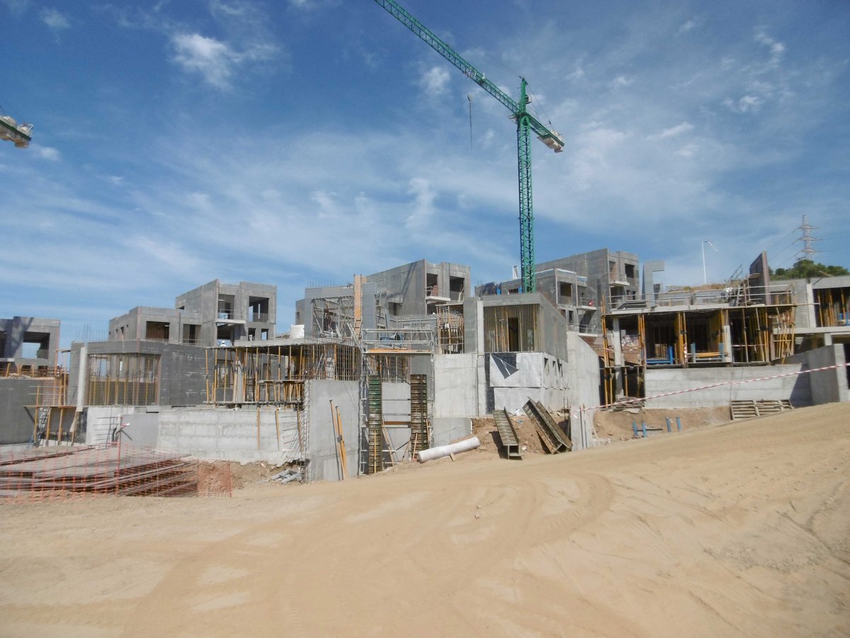 SismoSpain's tweet photo. Continuamos las obras de estas 14 villas de lujo adosadas en Cabopino. La #CostadelSol se construye con Sismo. #GreenHills #villasdelujo #adosadas. https://t.co/jB43yENSZE https://t.co/NXnBr6zvbU