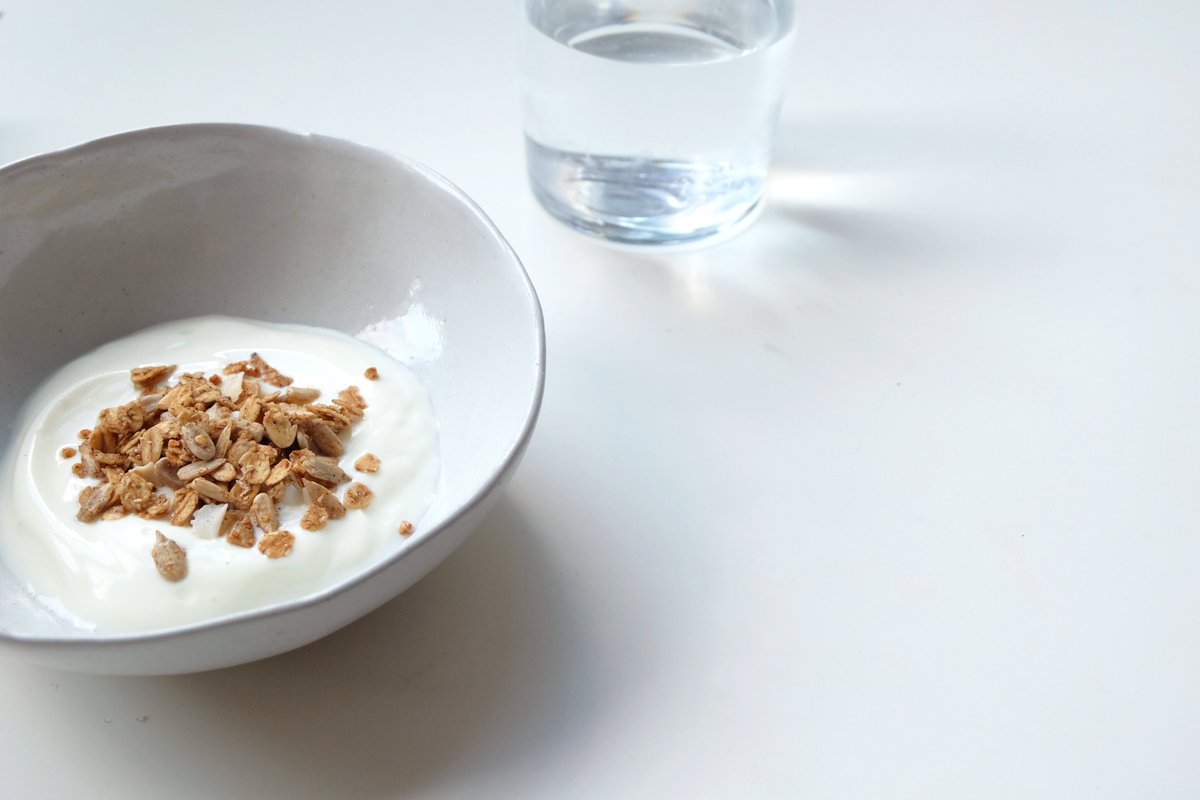 Stressful week? Breakfast doesn’t need to be ☝🏼just add yoghurt and you’re good to go #wakeupwell
