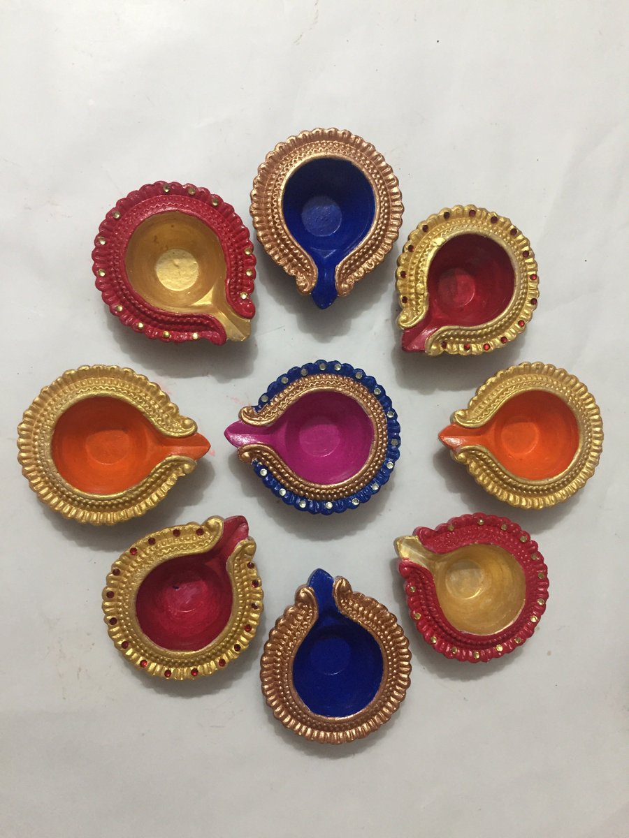 Decorate mud or plain diyas  beautifully by using simple, elegant colors for this Diwali.#Diwalidecorations #DiwaliDiyas #Diyadecorations