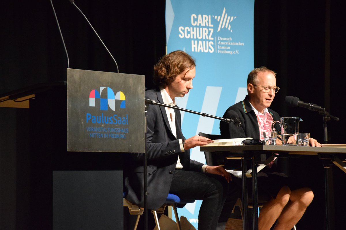 CarlSchurzHaus's tweet photo. 📚👏🥂BOW TO THE MASTER📚👏🥂 Nach fast zwei Jahrzehnten haben wir ihn endlich wieder für #Freiburg gekriegt: @DavidSedaris, der Halbgott unter den Humoristen, las für uns aus seinem neuesten Erzählband #Calypso, der im @HeyneVerlag auf Deutsch erscheint. https://t.co/Cyd5shETTE