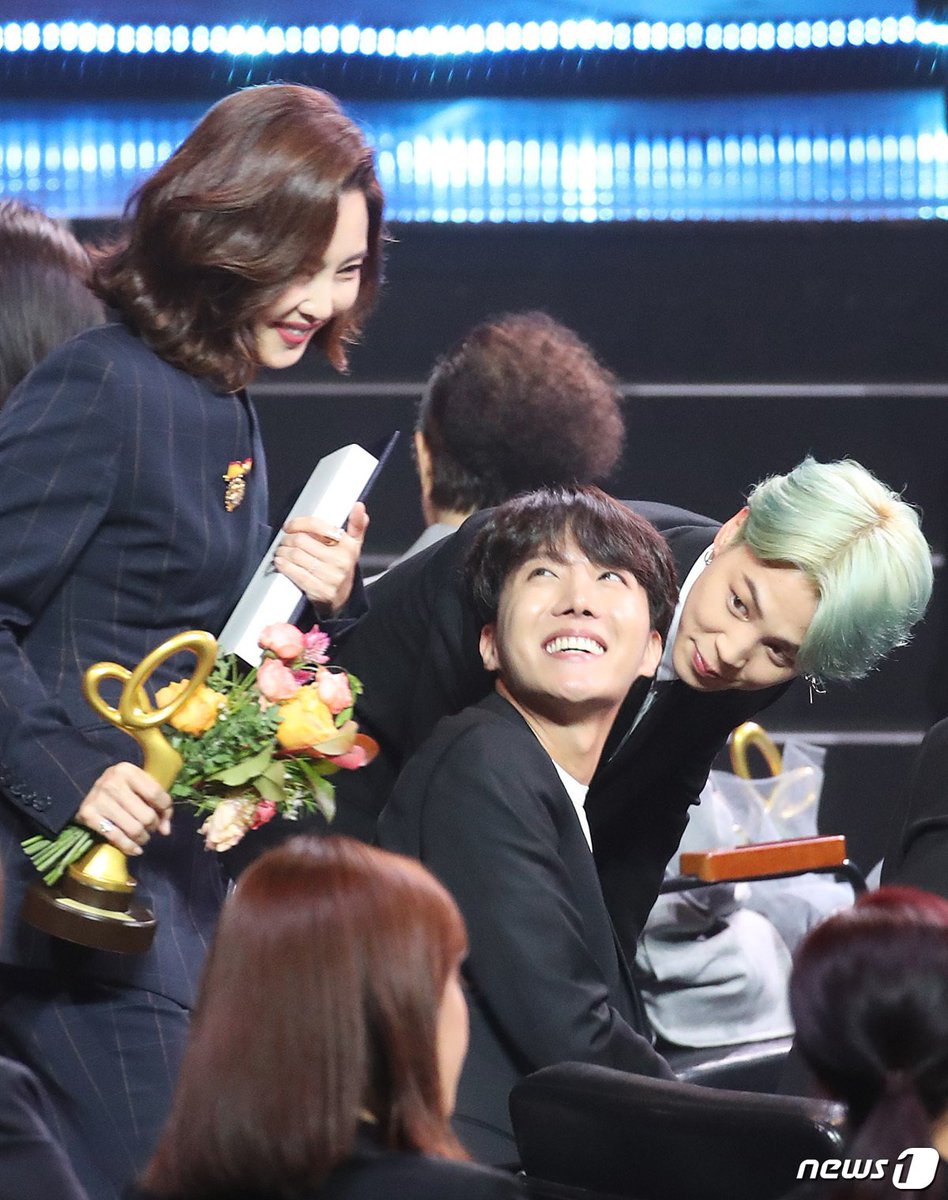 deedee_kun's tweet photo. when will Hoseok realize..... https://t.co/8EZTRdZSn8