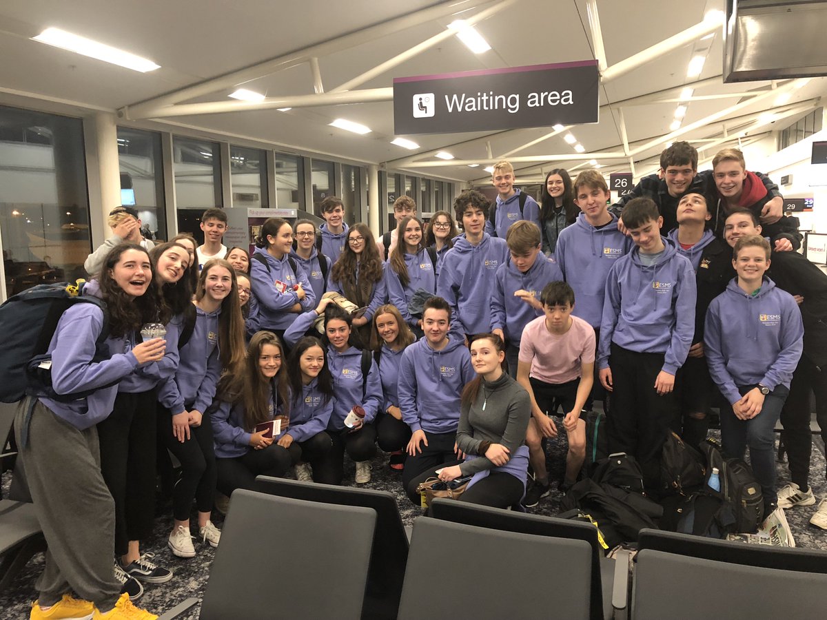 esmsedinburgh's tweet image. The ESMS Chamber Choir arrived in Venice for their Tour earlier this week 🎶 
Here they are about to board their early morning flight, tired but excited!! ✈️🏴󠁧󠁢󠁳󠁣󠁴󠁿➡️🇮🇹 #ESMSChamberChoir #OctoberBreak