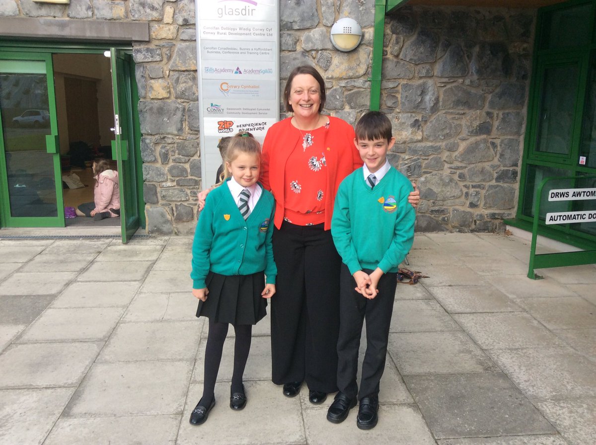 FforddDyffryn's tweet photo. Our Head Girl and Head Boy met Children’s Commissioner for Wales Sally Holland today at the Super Ambassador Day at @glasdirLlanrwst @complantcymru https://t.co/cmKTPXosPi