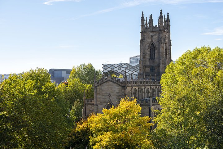 I recently captured this shot of St Georges Church, a grade II listed building that became redundant in 1981 and was acquired by @sheffielduni @efm_online and is now a lecture theatre and student space. #engheartspace