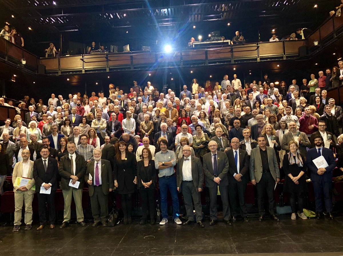 catalaugt's tweet photo. Premi a totes les persones i organismes d'@ugtcatalunya compromeses perquè el català sigui una llengua normal i de feina https://t.co/XnR1boRjry #PremisFabra #AnyFabra @UGTgi @UGTTarragona @FeSMC_ugt_cat @ugtficat @RmbUgt @fespcat @UGTEBRE @ugtvallesocc @ugt_voriental https://t.co/nXQG9eAVxo