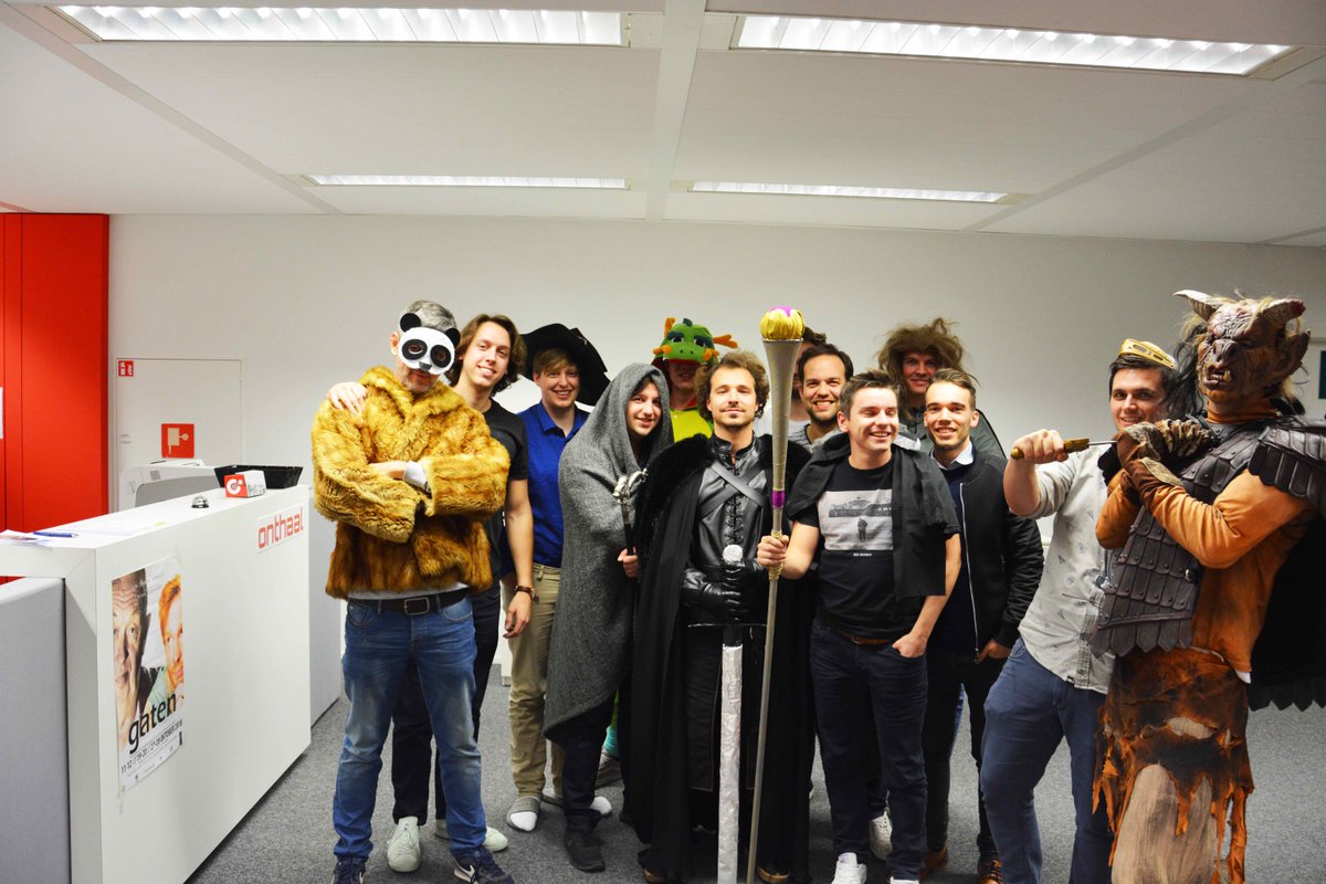 pimpmyux's tweet photo. Fun after work: gisteren hielden we een #dungeonsanddragons avond met het #team, uiteraard konden de gepaste #kostuums niet ontbreken 👻

Collega Laurens @Pixelated_Fun was #DungeonMaster van dienst. Thx Laurens voor dit uniek #teamevent 🙌🏻 https://t.co/I51OO5TNrx