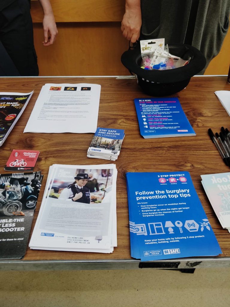 MPSEalingMSC's tweet photo. We're at #EalingHospital until 1pm with a #CrimePrevention and #Recruitment stand https://t.co/weWjmSx7QE
