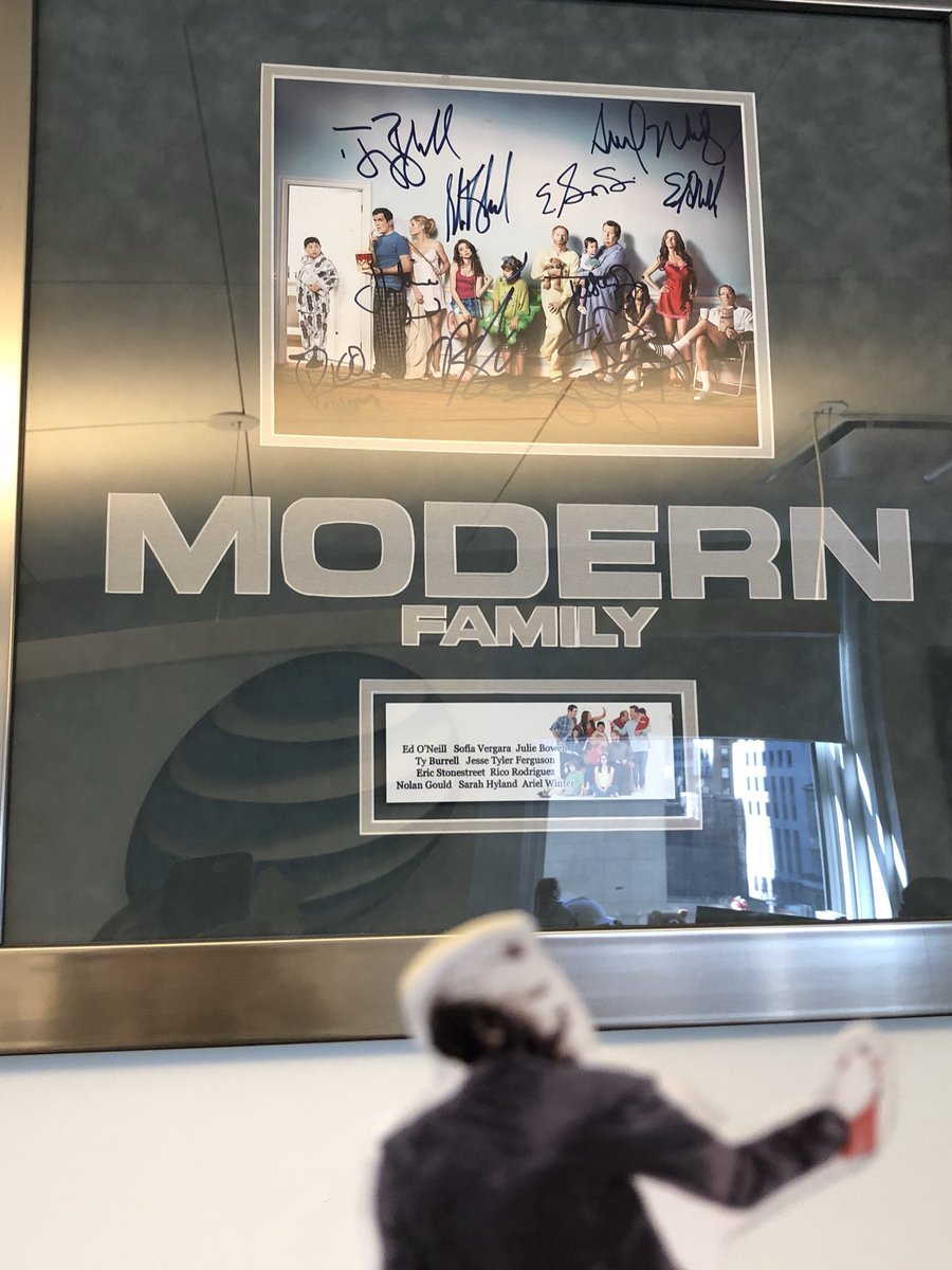 UnNged's tweet photo. #FlatAGB hanging out with some of his @ModernFam friends at @DIRECTV ππ» @ABCNetwork #ModernFamily #PrimeTime #abc #abcfamily #funny #laughs #comedy #nyc #howitwasmade @arielwinter1 @SofiaVergara @SarahHylandFan @ModernFamilyWeb @ATT #attemployee #xandremployee @ModernFamiIyy https://t.co/O1yH4gjaxx