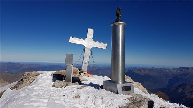 altoaragon's tweet photo. La cima del #Aneto recupera su aspecto original tras la eliminación de las pintadas. https://t.co/8idKwXY4wG
@Club_P_Guara @fedamon @internetfam @ValleBenasque @TURISMOBENASQUE https://t.co/H2YOD0M69X