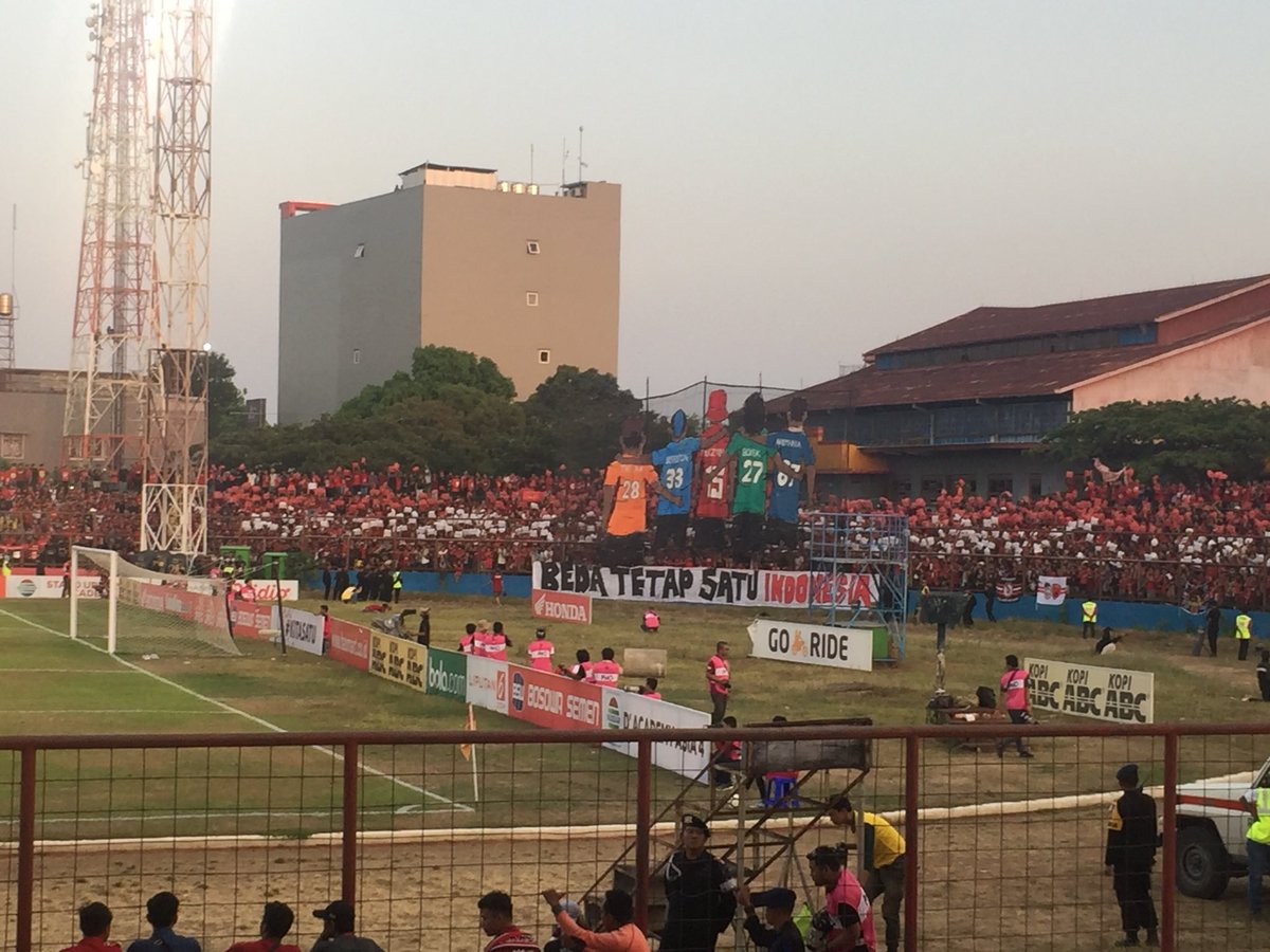 “Dik, berdamailah jangan bertengkar terus, karna kita berasal dari satu rahim ibu pertiwi yang sama” kata sang kakak. Beda tetap satu INDONESIA #EwakoPSM #tausipakatau

Koreo @Maczman_Ori