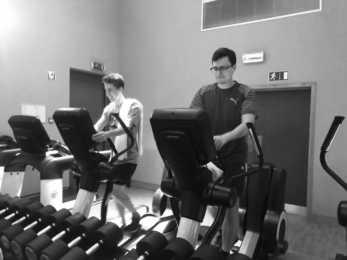 cozmosBE's tweet image. Healthy mind in a healthy body: gisteren kwam het Cozmos team samen voor een stevige workout 👊🏻💪🏻 

#afterworkout #funafterwork #team #teamevent