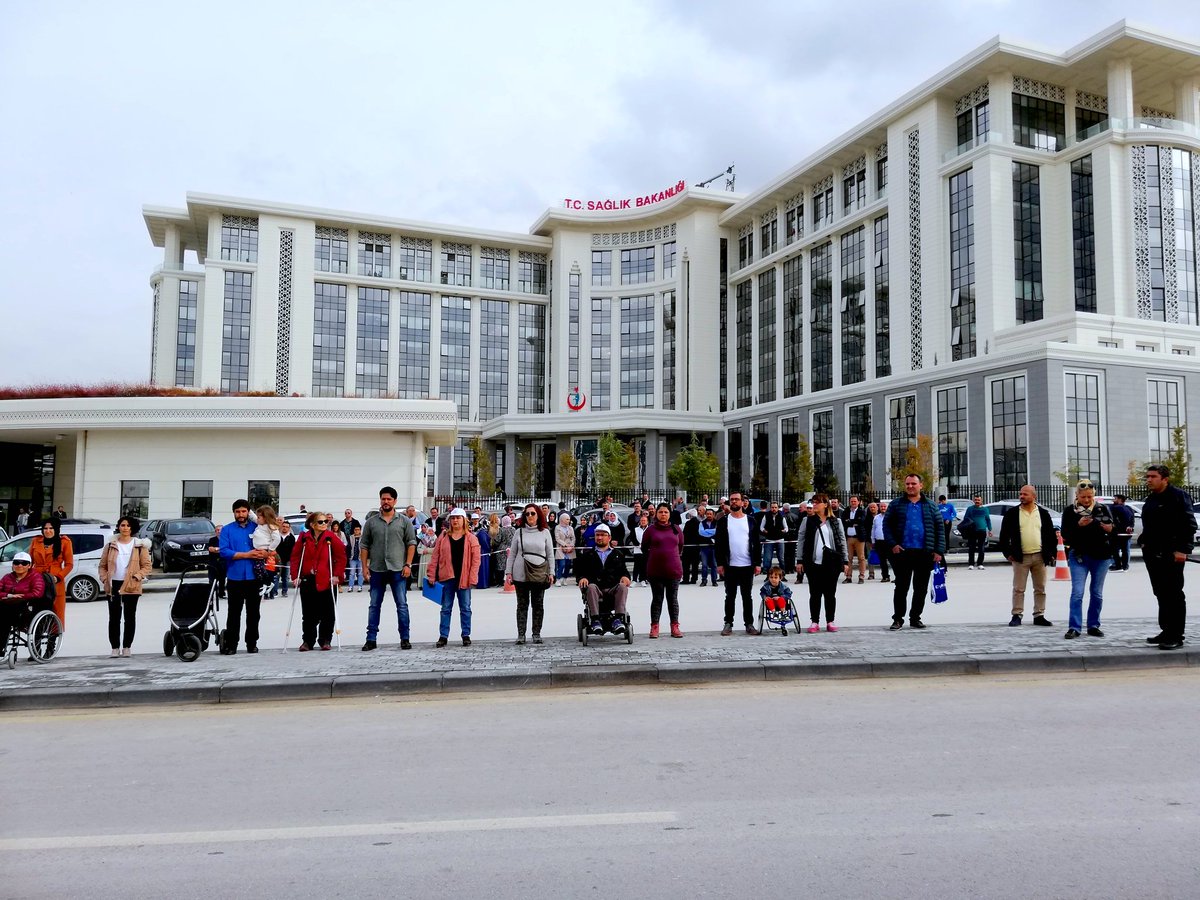 #SMAilaçNöbeti -> 670 Gündür hastalarımızın, evlatlarımızın gözümüzün önünde eriyişini seyrederek ilaç bekliyoruz. Artık bekleyişimizi Sağlık Bakanlığı önüne taşıdık. İlaçlarımızı almadan, gerekli açıklama yapılmadan nöbeti bırakmayacağız. #SMAilaçBekleyişi670Gün <a href="/smabenimleyuru/">SMA Benimle Yürü</a>