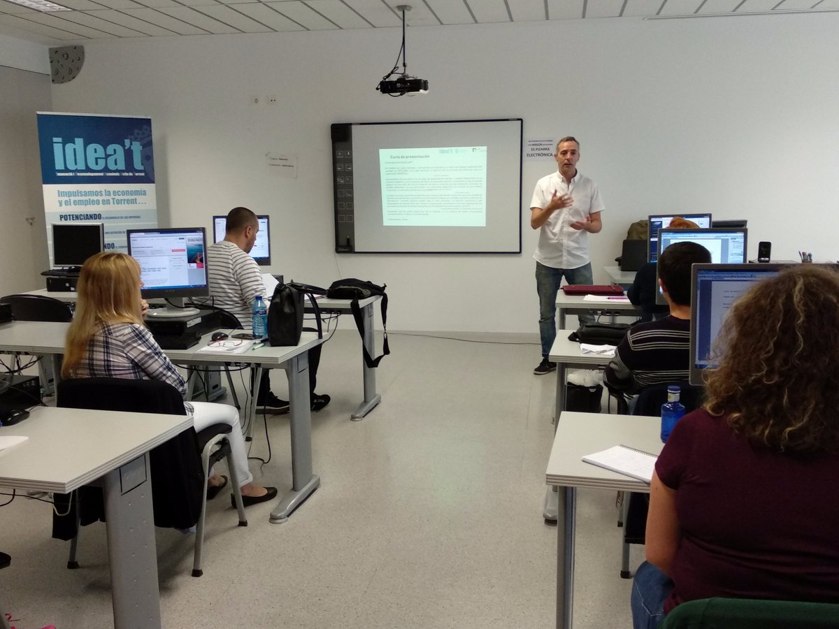 IDEAT_Torrent's tweet photo. Entrega de diplomas en el taller "Prepara tu CV, marcarás la diferencia". Un espacio interactivo donde hemos aprendido, por un lado, a estructurar mejor nuestra vida laboral y formativa
#CV #curriculo #RRHH #recursoshumanos #trabajo #empleo #redessociales #RRSS #quierotrabajar https://t.co/K9WA0ON4mc