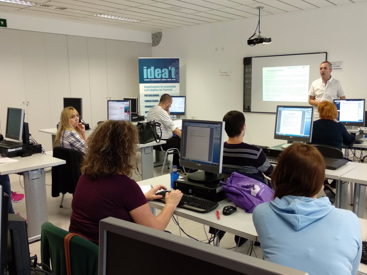 IDEAT_Torrent's tweet photo. Entrega de diplomas en el taller "Prepara tu CV, marcarás la diferencia". Un espacio interactivo donde hemos aprendido, por un lado, a estructurar mejor nuestra vida laboral y formativa
#CV #curriculo #RRHH #recursoshumanos #trabajo #empleo #redessociales #RRSS #quierotrabajar https://t.co/K9WA0ON4mc