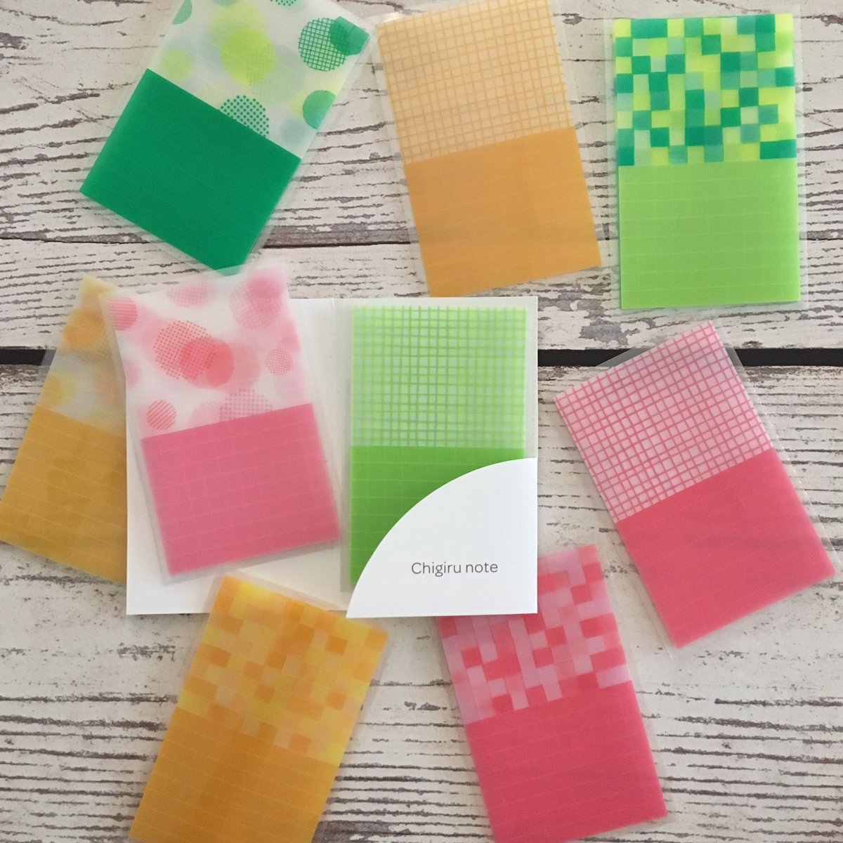 文房具のtsutayaさんのツイート 携帯しやすいカードサイズの Chigiru Note は半透明付箋 ですので 下を隠さずメモができる上 自分の好きなサイズにカスタマイズ出来ます 全面のり付きではがれにくい ちぎって手帳やカレンダーの目印やインデックス等にも便利