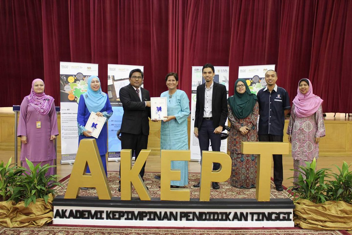 AKEPT_MoHE's tweet photo. Majlis Penutupan Program Talent Management for Excellence Series 2018 (TaME) yang telah disempurnakan oleh YBhg. Dato' Kamel Mohamad, Timbalan Ketua Setiausaha (Pengurusan) Kementerian Pendidikan Malaysia.
#AKEPT
#KPMSPT
#TaME
#AKEPTProgram https://t.co/7xH0SgQzfF
