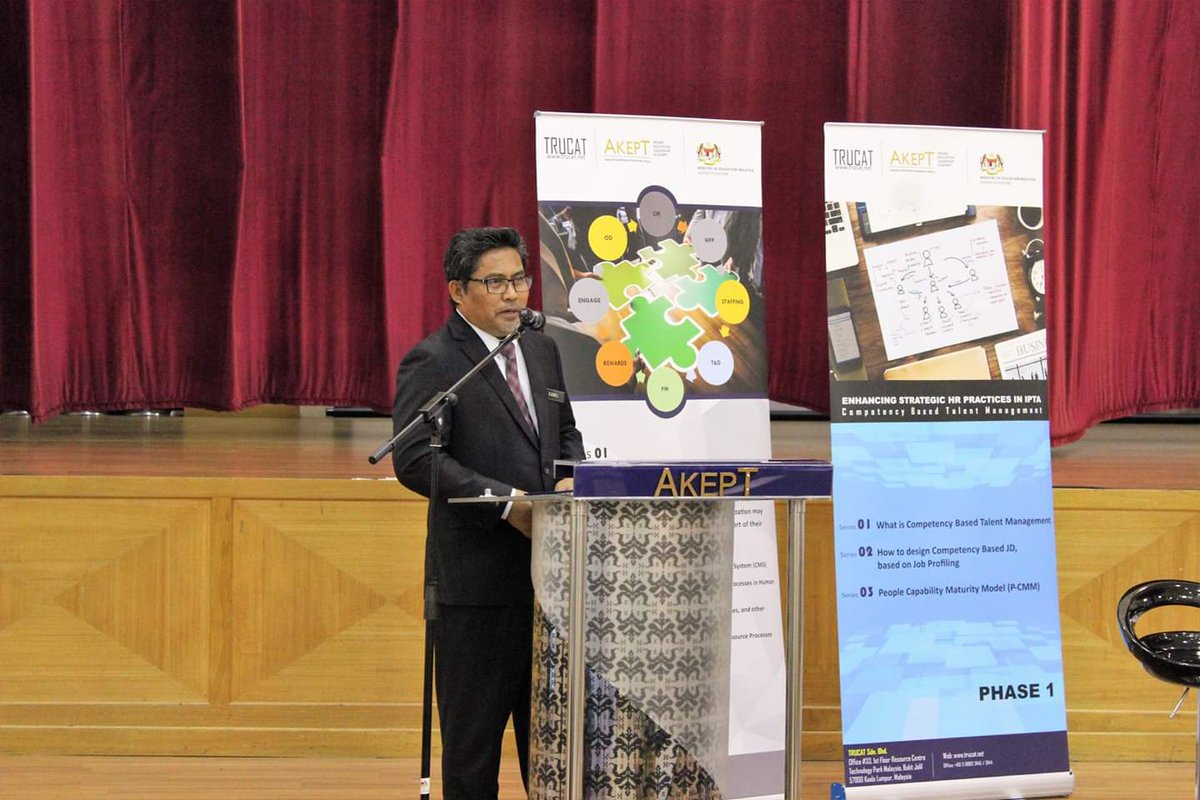 AKEPT_MoHE's tweet photo. Majlis Penutupan Program Talent Management for Excellence Series 2018 (TaME) yang telah disempurnakan oleh YBhg. Dato' Kamel Mohamad, Timbalan Ketua Setiausaha (Pengurusan) Kementerian Pendidikan Malaysia.
#AKEPT
#KPMSPT
#TaME
#AKEPTProgram https://t.co/7xH0SgQzfF