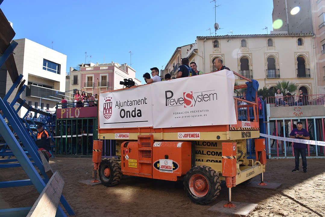 prevesystem's tweet photo. Fira d'Onda gana en seguridad
Los fotógrafos y la prensa han realizado su trabajo sobre una plataforma PEMP.
+ seguridad.
+ comodidad para tomar las imágenes.
Hemos sido los encargados de explicarles las medidas de seguridad https://t.co/IiIkCdetKJ
#practicayaprende #firadonda https://t.co/kZVWVwvPXY