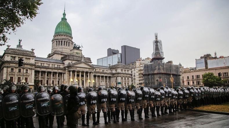 CrisAlvarezRod's tweet photo. Ninguna ley que sea beneficiosa para el pueblo necesita un Congreso militarizado. 

#NoAlPresupuesto https://t.co/BoYKagjJlF